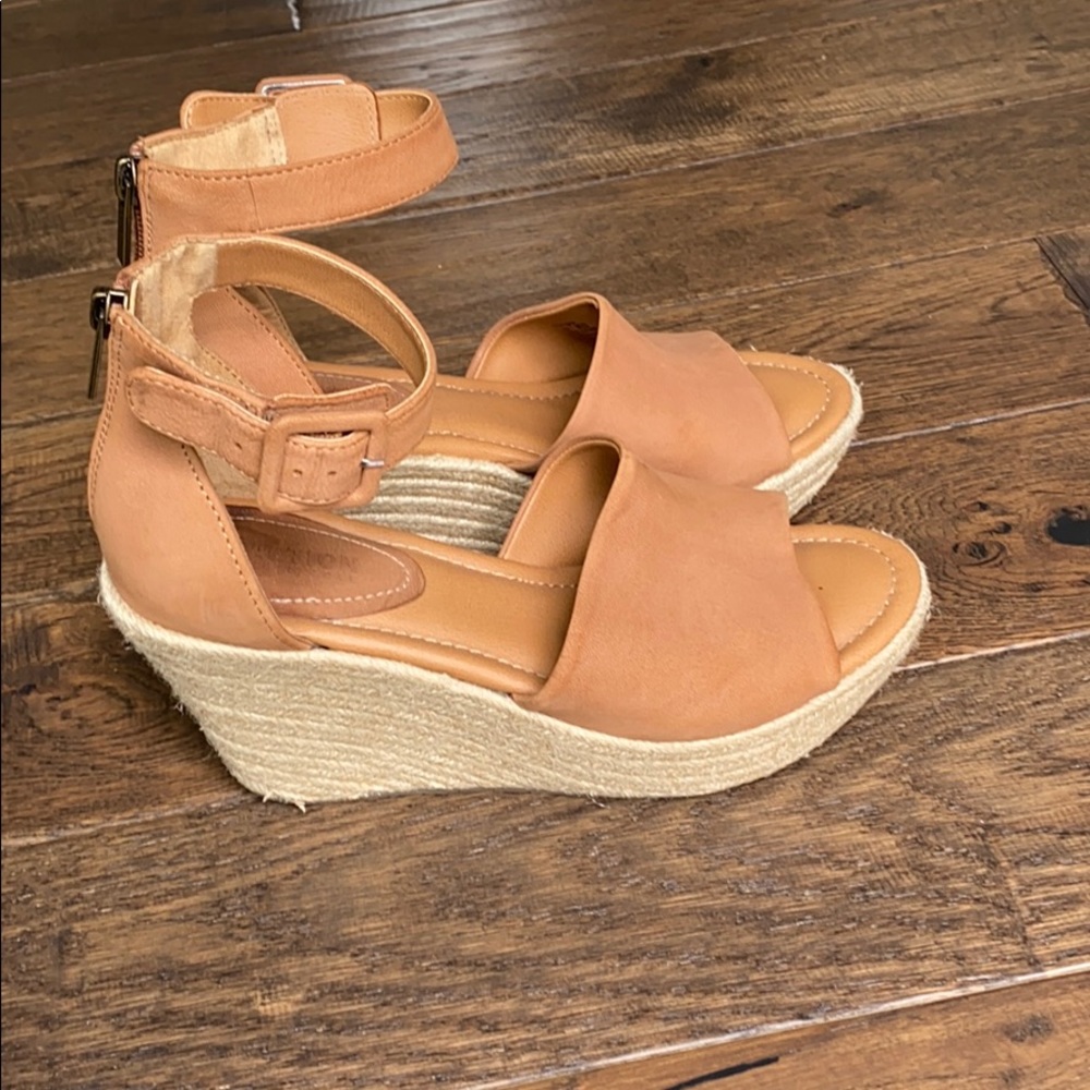 Kenneth Cole Reaction Cognac Wedges